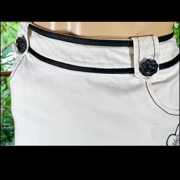 ▪️NANETTE LEPORE▪️Mod Floral Embroidered Laser Cut Pocket Skirt - Picture 4 of 11